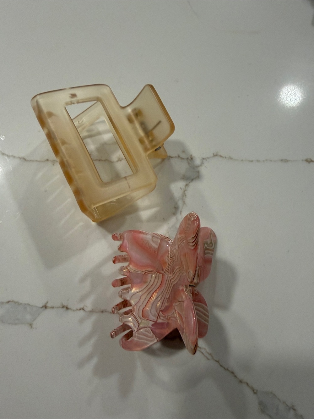 Set of 2 Hair Claw Clips in Beige and Pink